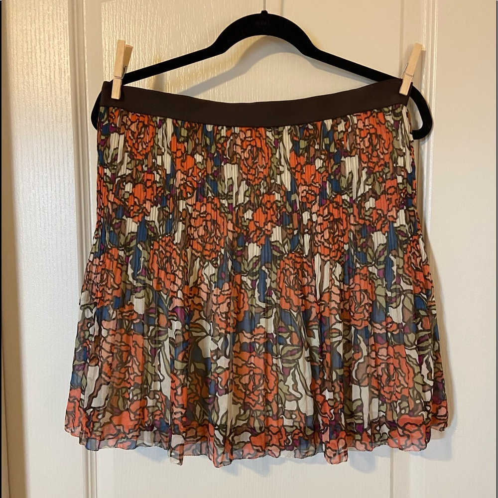 S Pleated floral skirt w/elastic waistband